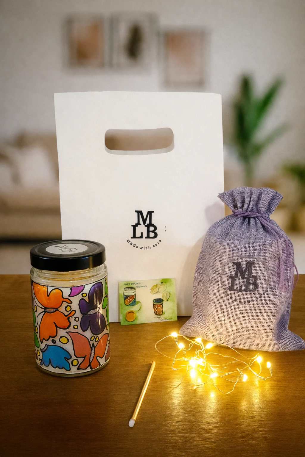 Lumânare soia decorativă „Fluturi” – cadou handmade care devine lampă ambientală