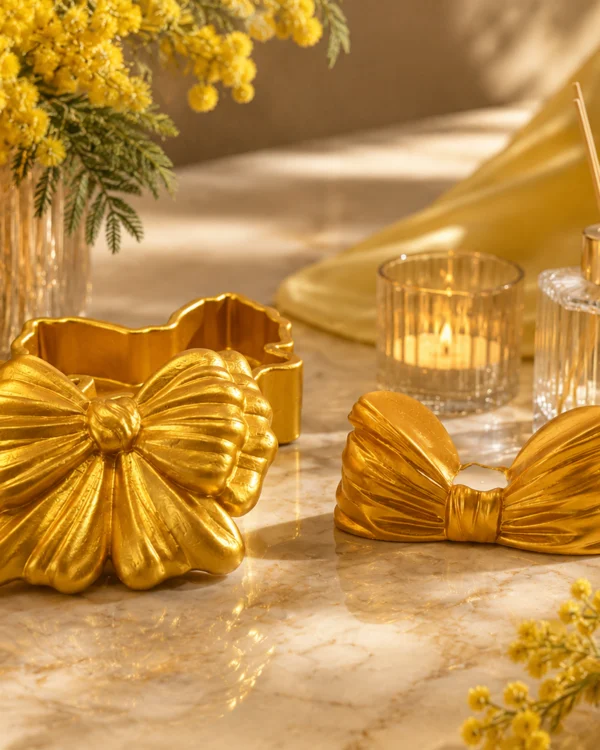 Set Decorativ Golden Bow Auriu – Cutie pentru Bijuterii și Suport Lumânare Handmade din Praf Ceramic